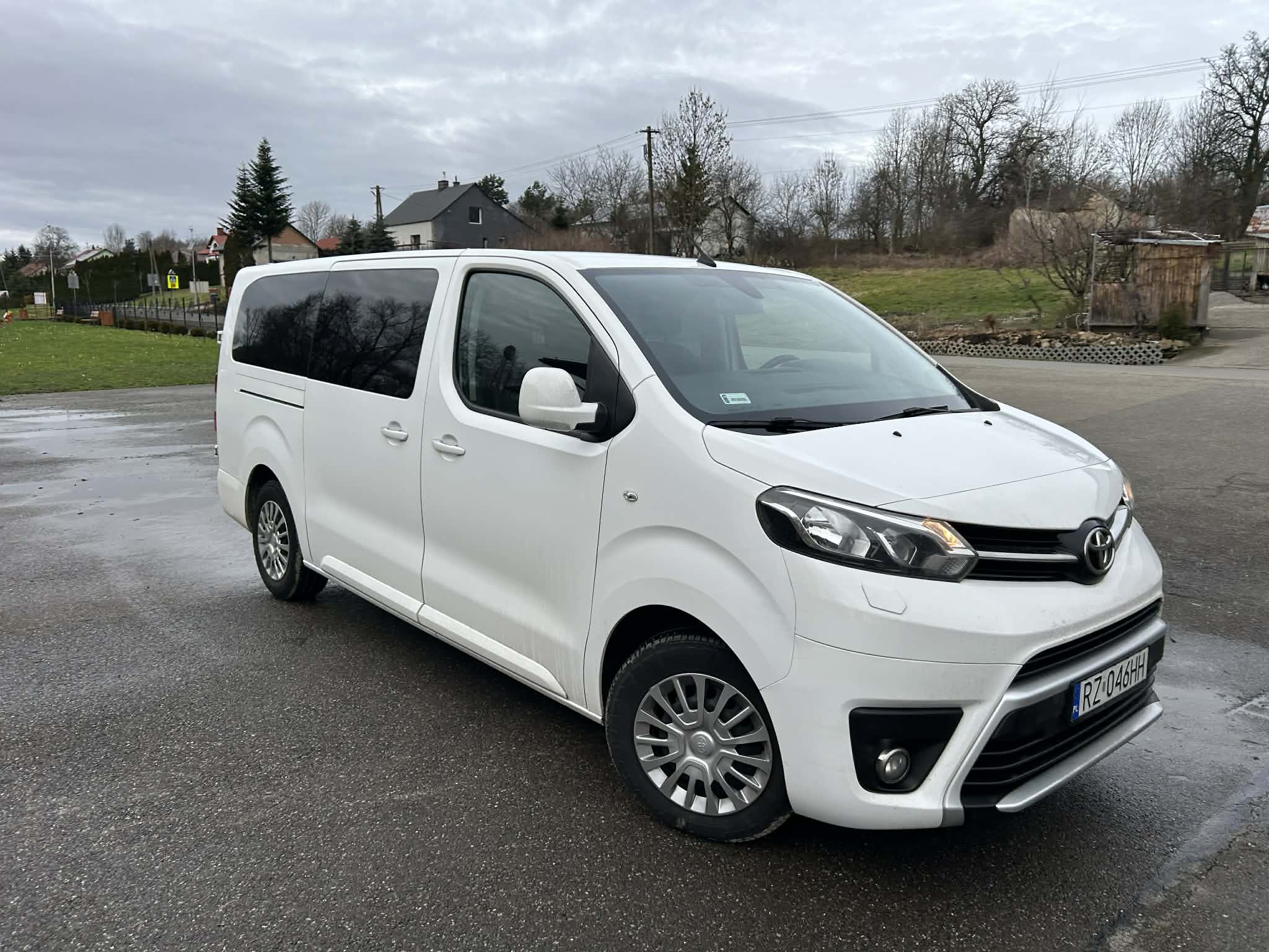 Wynajem busa 9-osobowego Rączyna - nowoczesny Renault Trafic