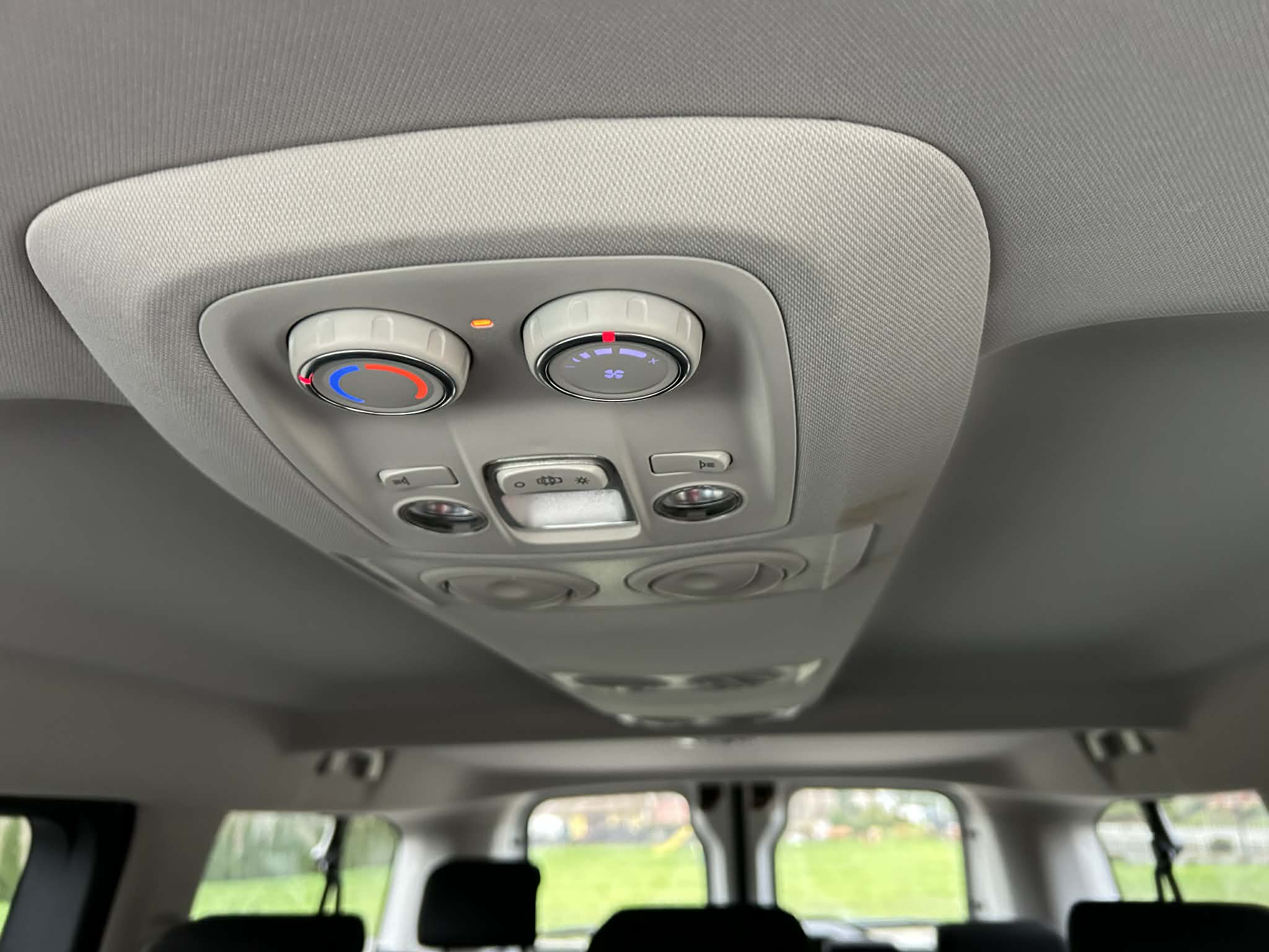 Pojemny bagażnik w busie 9-osobowym na wyjazdy narciarskie